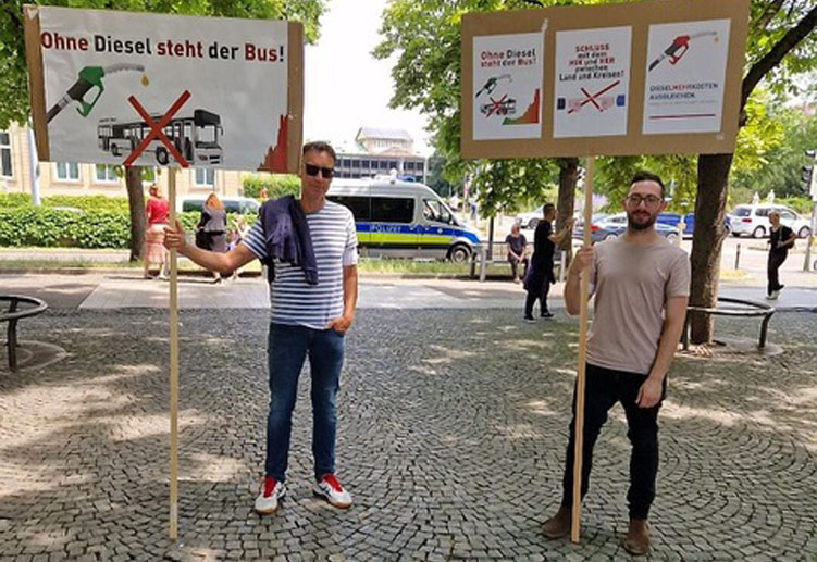 Angesichts der hohen Dieselpreise haben Busunternehmer mit einem Buskorso in Stuttgart protestiert