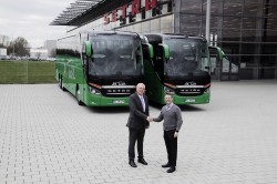 Busübergabe: Guido Gröpper (links), Geschäftsführer der AK Touristik GmbH und Hermann Fröhlich, Setra Vertriebsmitarbeiter (Foto: Daimler Buses)