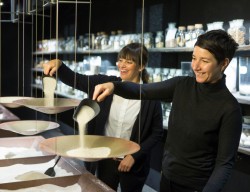 Tag des Thüringer Porzellans: Größte Vase und kleinste Teekanne der Welt