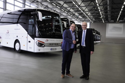Ernst Rupprecht, Geschäftsführer des Unternehmens Ludwig Arzt Omnibusverkehr (links), übernimmt neun Setra Busse von Ulrich Bastert, Geschäftsführer Marketing, Sales und Customer Services Daimler Buses