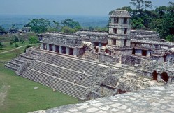Tempelturm in Palenque (Foto: Helmut Wegmann / pixelio.de)
