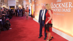 Dieter Hallervorden und Lebensgefährtin Christiane Zander zu Gast bei der Premiere von "Der Glöckner von Notre Dame" (Foto: Stage Entertainment)