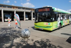 Magdeburger Busfahrer trainieren für Bus-Bowling und Bus-Dart