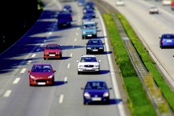 In der Urlaubszeit werden Deutschlands Autobahnen wieder voll (Foto: AR.pics / pixelio.de)
