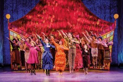 Deutschland-Premiere: Ensembleszene Supercalifragilisticexpialigetisch“ aus dem Stuttgarter Musical Mary Poppins im Stage Apollo Theater (Foto: Stage Entertainment)