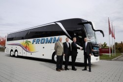 Dr. Jens Heinemann, Leiter Setra Vertrieb Deutschland (rechts), übergibt den S 517 HDH an Peter Fromm, Geschäftsführer Fromm Reisen sowie dessen Bruder Alexander (2.v.l.) und Vater Otto Fromm (Foto: Daimler AG)