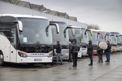 Besucher besichtigen Gebrauchtbusse auf der Bus-Store Show 2017 (Foto: Daimler Buses)
