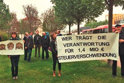 Steinbrück Mitarbeiter mit Transparenten vor dem Thüringer Landtag in Erfurt