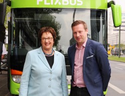 Bundesministerin Brigitte Zypries mit Flixbus-Geschäftsführer André Schwämmlein (Foto: Flixbus)
