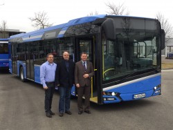 v.l.: Christian Gschwendtner (AGK Bus und Truck GmbH Bayern), Alexander Schmidt (Solaris), Daniel Sonntag (Autobus Oberbayern GmbH) (Foto: Solaris)