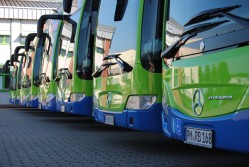 Der Fuhrparks der regiobus Potsdam Mittelmark GmbH (hier: Betriebshofs Bad Belzig) präsentiert sich pünktlich zur Fusion einheitlich im neuen Design. (Foto:  regiobus Potsdam Mittelmark GmbH)