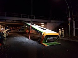 Brücke zu niedrig: Busdach komplett abgerissen