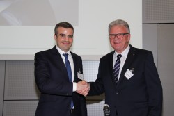 Bildunterschrift: Der scheidende RDA-Präsident Richard Eberhardt (r.) gratuliert seinem Nachfolger Benedikt Esser (Foto: RDA)