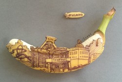 Eine Banane mit eingeschnitzter Ruhrgebietskulisse (Foto: Stephan Brusche)