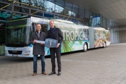 Übergabe des neuen Shuttlebusses bei MAN: Tropical Islands Fuhrparkleiter René Fischer (li.) und MAN-Vertriebsmitarbeiter Dirk Bochanky (re.) (Foto: Tropical Islands)